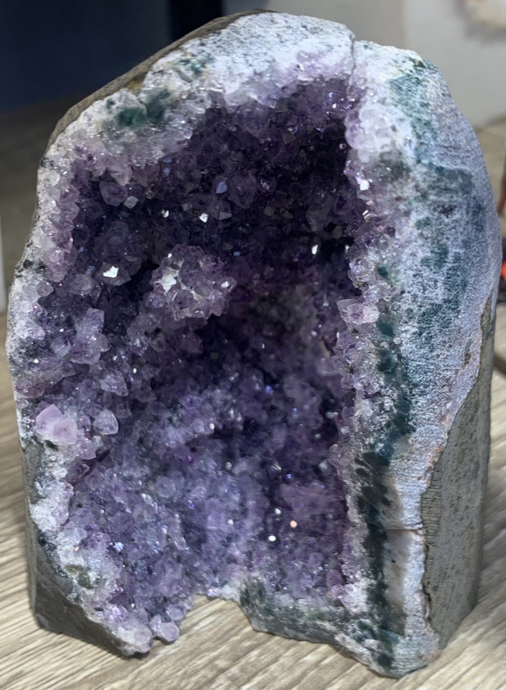 Klaster kryształu ametystu : Nadaje się do dekoracji wnętrz, przyciągając pozytywną energię. Ametyt do czego służy:Idealny do energii kryształowej, wspiera zdrowie i ochronę. Amethist Do Energii|Amethist Do Czego|Naturalny ametyt do energii:Zapewnia przyrodną energię, ułatwiając balansowanie psychiczne. Ametyt do czego służy:Wykorzystuje w energetycznych terapiach i degaussingu. Naturalna geoda ametystowa:Zapewnia organiczny materiał, gwarantując autentyczność.